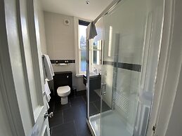 Ashburn House De Luxe B&B