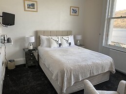 Ashburn House De Luxe B&B