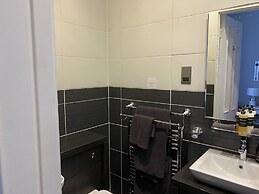 Ashburn House De Luxe B&B