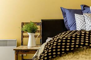 Mika, 2bdr Fitzroy pad With Secure Parking