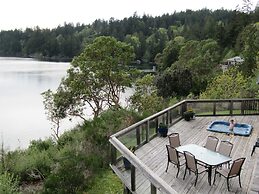 Arbutus Cove Guesthouse