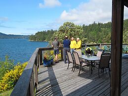 Arbutus Cove Guesthouse