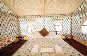 Rajwada Desert Camp by Park Tree