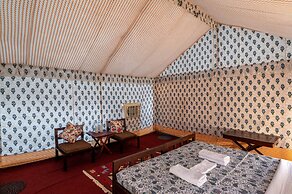 Rajwada Desert Camp by Park Tree