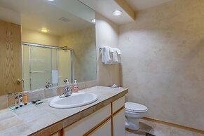 Pet-Friendly 13 Ollalie Home features Double Car Garage by RedAwning