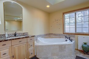 Pet-Friendly 13 Ollalie Home features Double Car Garage by RedAwning