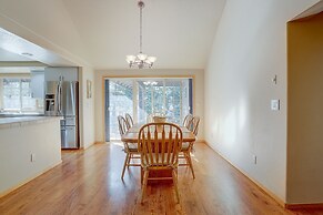 Pet-Friendly 13 Ollalie Home features Double Car Garage by RedAwning