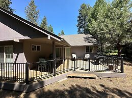 Pet-Friendly 13 Ollalie Home features Double Car Garage by RedAwning