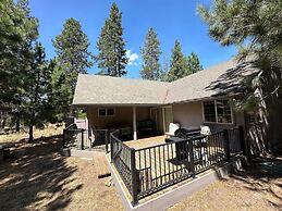 Pet-Friendly 13 Ollalie Home features Double Car Garage by RedAwning
