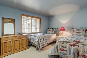 Pet-Friendly 13 Ollalie Home features Double Car Garage by RedAwning