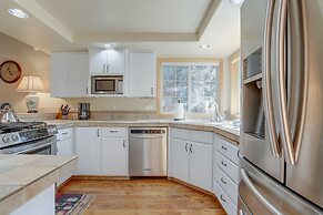 Pet-Friendly 13 Ollalie Home features Double Car Garage by RedAwning