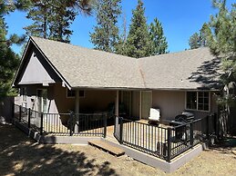 Pet-Friendly 13 Ollalie Home features Double Car Garage by RedAwning