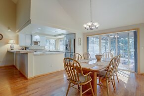 Pet-Friendly 13 Ollalie Home features Double Car Garage by RedAwning