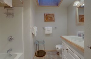 11 Pine Mt Family Home with Game Room, Hot Tub, and BBQ on the Deck by