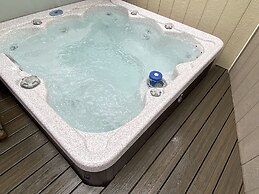 11 Pine Mt Family Home with Game Room, Hot Tub, and BBQ on the Deck by