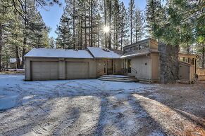 11 Pine Mt Family Home with Game Room, Hot Tub, and BBQ on the Deck by