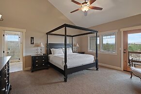 Spacious Five Peaks Home with Soaking Tub and BBQ by RedAwning