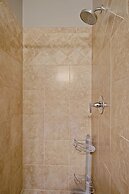 Spacious Five Peaks Home with Soaking Tub and BBQ by RedAwning