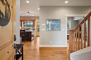 Spacious Five Peaks Home with Soaking Tub and BBQ by RedAwning