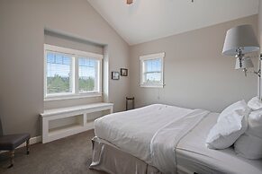 Spacious Five Peaks Home with Soaking Tub and BBQ by RedAwning