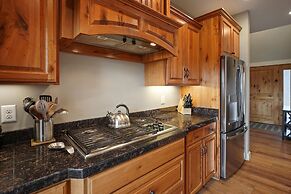 Spacious Five Peaks Home with Soaking Tub and BBQ by RedAwning