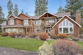 Spacious Five Peaks Home with Soaking Tub and BBQ by RedAwning