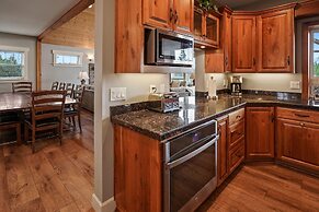 Spacious Five Peaks Home with Soaking Tub and BBQ by RedAwning