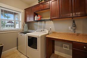 Spacious Five Peaks Home with Soaking Tub and BBQ by RedAwning