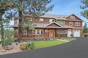 Spacious Five Peaks Home with Soaking Tub and BBQ by RedAwning