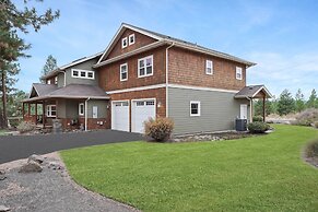 Spacious Five Peaks Home with Soaking Tub and BBQ by RedAwning