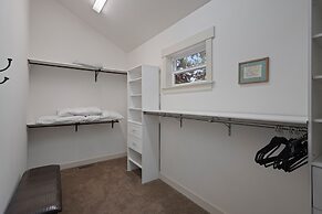 Spacious Five Peaks Home with Soaking Tub and BBQ by RedAwning