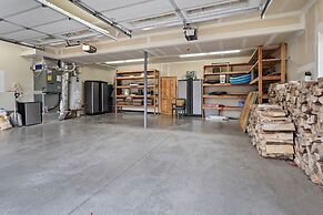 Spacious Five Peaks Home with Soaking Tub and BBQ by RedAwning