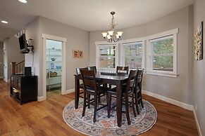 Spacious Five Peaks Home with Soaking Tub and BBQ by RedAwning