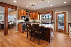 Spacious Five Peaks Home with Soaking Tub and BBQ by RedAwning