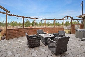 Spacious Five Peaks Home with Soaking Tub and BBQ by RedAwning