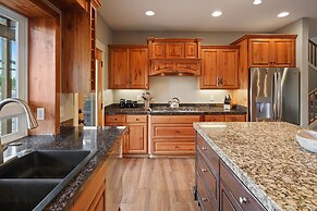 Spacious Five Peaks Home with Soaking Tub and BBQ by RedAwning