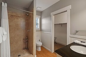 Spacious Five Peaks Home with Soaking Tub and BBQ by RedAwning