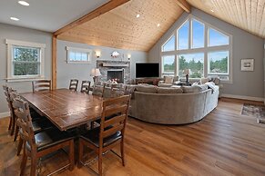 Spacious Five Peaks Home with Soaking Tub and BBQ by RedAwning