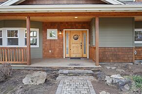 Spacious Five Peaks Home with Soaking Tub and BBQ by RedAwning
