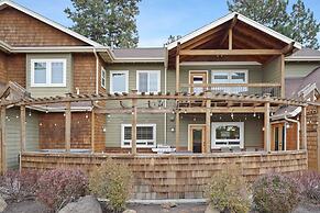 Spacious Five Peaks Home with Soaking Tub and BBQ by RedAwning