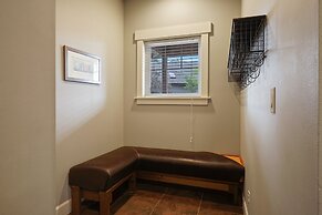 Spacious Five Peaks Home with Soaking Tub and BBQ by RedAwning