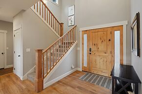 Spacious Five Peaks Home with Soaking Tub and BBQ by RedAwning