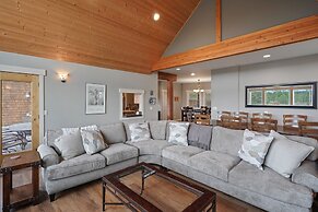 Spacious Five Peaks Home with Soaking Tub and BBQ by RedAwning