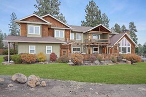 Spacious Five Peaks Home with Soaking Tub and BBQ by RedAwning