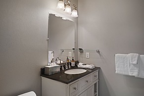 Spacious Five Peaks Home with Soaking Tub and BBQ by RedAwning