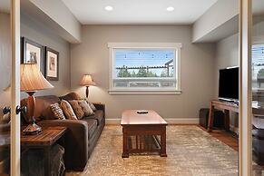 Spacious Five Peaks Home with Soaking Tub and BBQ by RedAwning