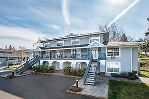 Comfortable 09 Lodge Condo Minutes Away from Downtown Hood River by Re