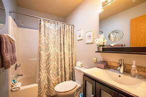 Comfortable 09 Lodge Condo Minutes Away from Downtown Hood River by Re