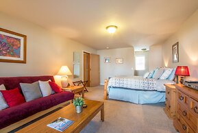 Comfortable 09 Lodge Condo Minutes Away from Downtown Hood River by Re