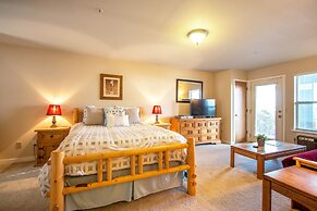 Comfortable 09 Lodge Condo Minutes Away from Downtown Hood River by Re
